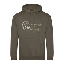 Laden Sie das Bild in den Galerie-Viewer, "Follow your heart" Hoodie Olive Grün - Biniebo
