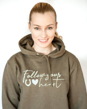 Laden Sie das Bild in den Galerie-Viewer, "Follow your heart" Hoodie Olive Grün - Biniebo